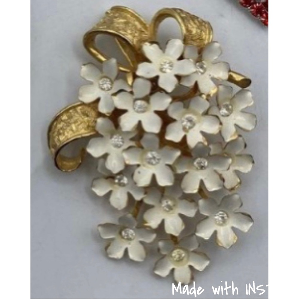 Vintage Floral Brooch with Gold Accents